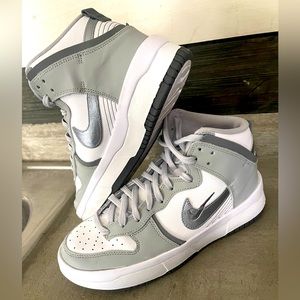 LIKE NEW Nike Dunk High Womens
